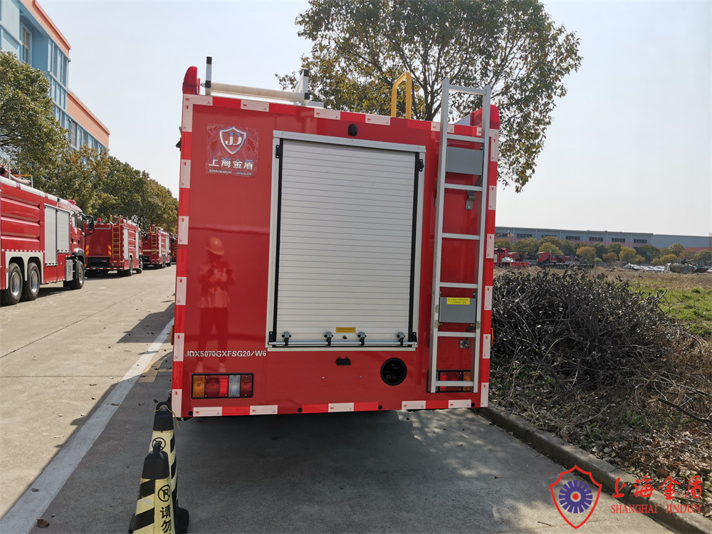 2900 Horsepower Water Tanker Fire Fighting Trucks 4 × 2 Chassis